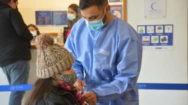 El operativo de vacunación en el Cine Español. Foto: Yamil Regules