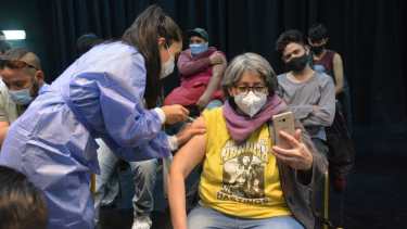 La vacunación en el Cine Teatro Español de Neuquén. Foto: Yamil Regules