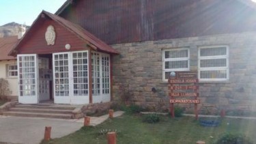 La escuela hogar de Villa Llanquín es uno de los establecimientos incluidos en el informe de Unter por falta de limpieza y mantenimiento en el receso. Archivo