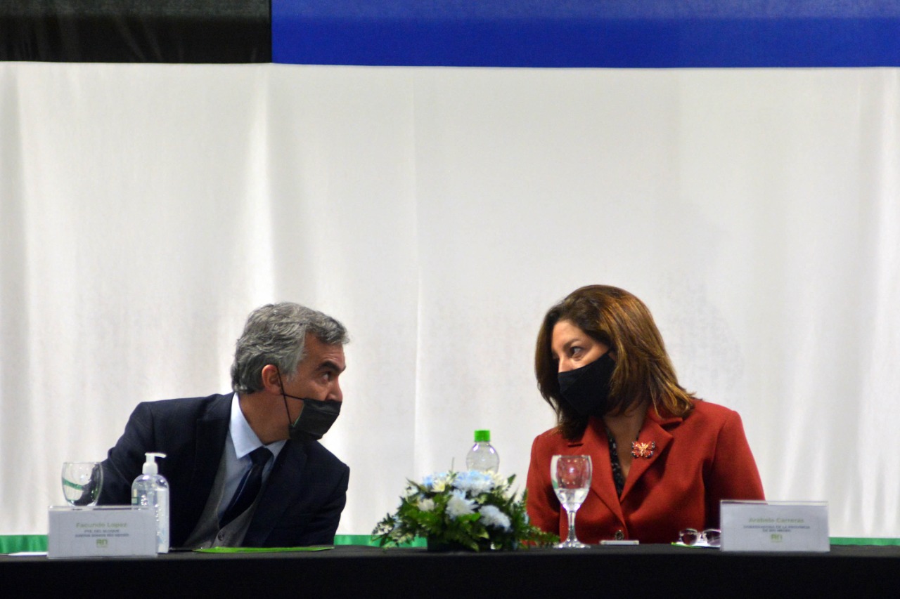 Un forzado vínculo institucional y político. La gobernadora Arabela Carreras y el presidente del bloque, Facundo López. Foto: Marcelo Ochoa.