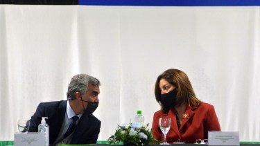 Un forzado vínculo institucional y político. La gobernadora Arabela Carreras y el presidente del bloque, Facundo López. Foto: Marcelo Ochoa.