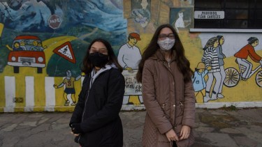 Dalel (a la izquierda) y Ailen tienen diabetes y después de un año de pandemia solo esperan volver a la normalidad. (Foto Marcelo Martínez)