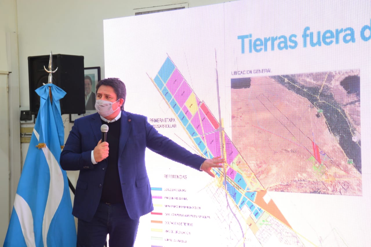 El intendente Mariano Gaido anunció la urbanización de 884 lotes y el diseño de más urbanización en las 8.000 hectáreas que quiere incorporar al ejido (foto Yamil Regules)