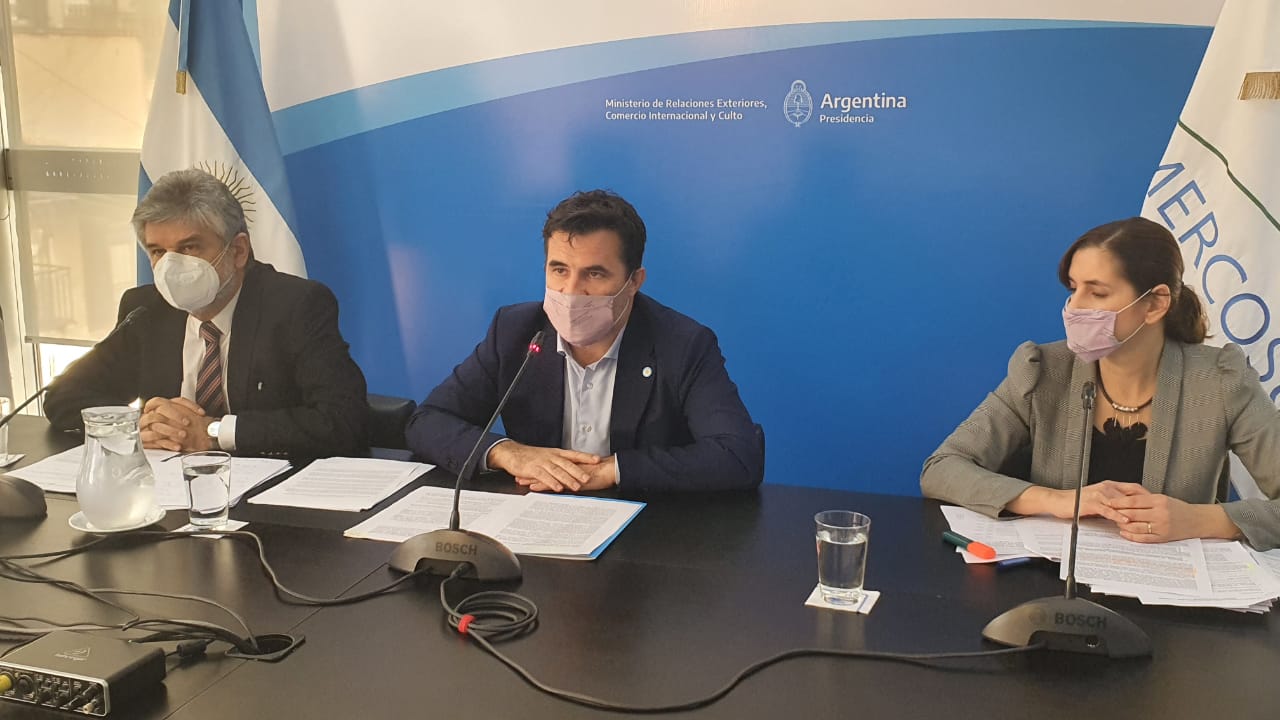 Darío Martínez y Daniel Filmus explicaron el proceso de sanciones iniciado a tres empresas petroleras.