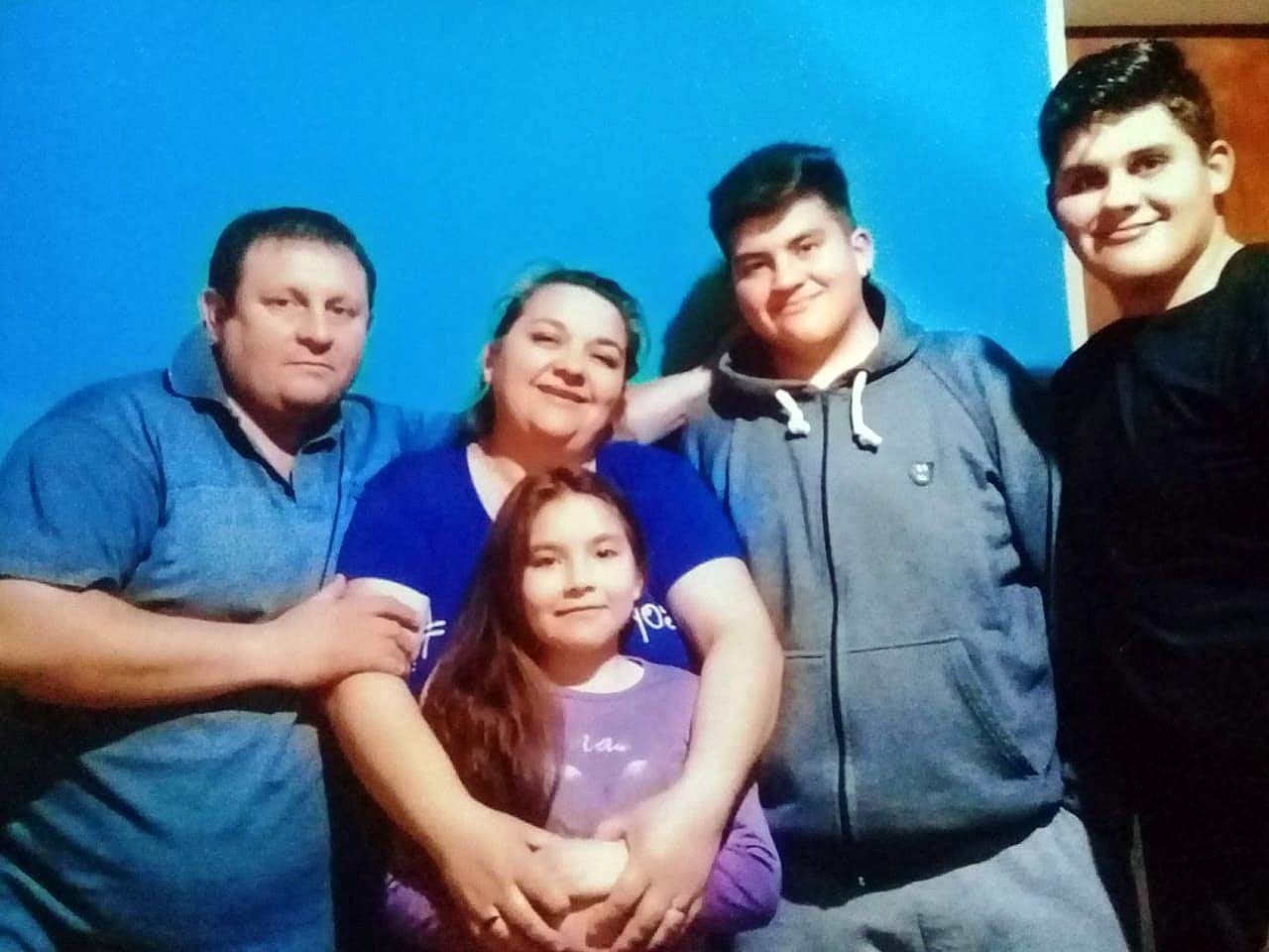 Roberto, Alejandra y los tres hijos del matrimonio. Él era chofer de ambulancia en Río Colorado y falleció tras contagiarse de Covid el 10 de septiembre del 2020. Su familia fue escrachada e insultada en Río Colorado "por traer el virus".