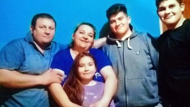 Roberto, Alejandra y los tres hijos del matrimonio. Él era chofer de ambulancia en Río Colorado y falleció tras contagiarse de Covid el 10 de septiembre del 2020. Su familia fue escrachada e insultada en Río Colorado "por traer el virus".