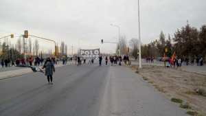 Protestas sobre la Ruta 22 y en el centro de Neuquén por trabajo