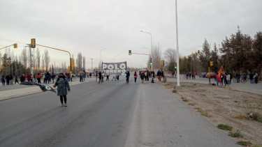 En Plottier, los manifestantes se apostaron sobre la Ruta 22. (Gentileza).-