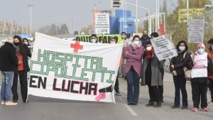 Con protestas en la Ruta 22, trabajadores de salud del Alto Valle le reclamaron a Carreras