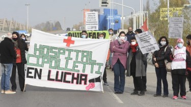 Con protestas en la Ruta 22, trabajadores de salud del Alto Valle le reclamaron a Carreras
