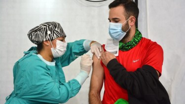 El hospital ya inició la vacunación a mayores de 30 años. Foto: Marcelo Ochoa.