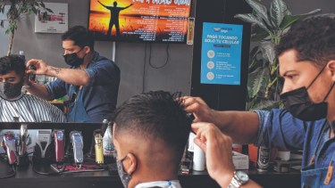 La música en el local es a gusto del cliente pero en general se escucha bachata y el merengue. Foto César Izza.