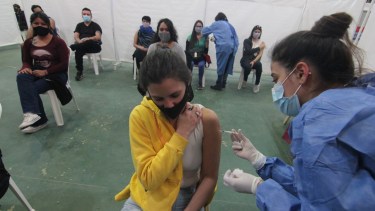 El Gigante del Este de Neuquén capital es uno de los centros de vacunación. Foto archivo: Oscar Livera.