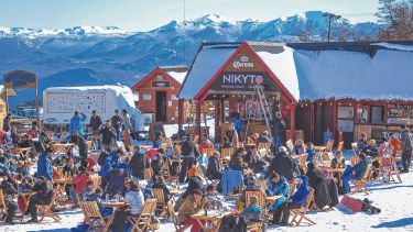 En el cerro Chapelco los visitantes disfrutaron de la nieve de la base, que pisada llegó a los 10 cm. Foto Patricio Rodríguez.