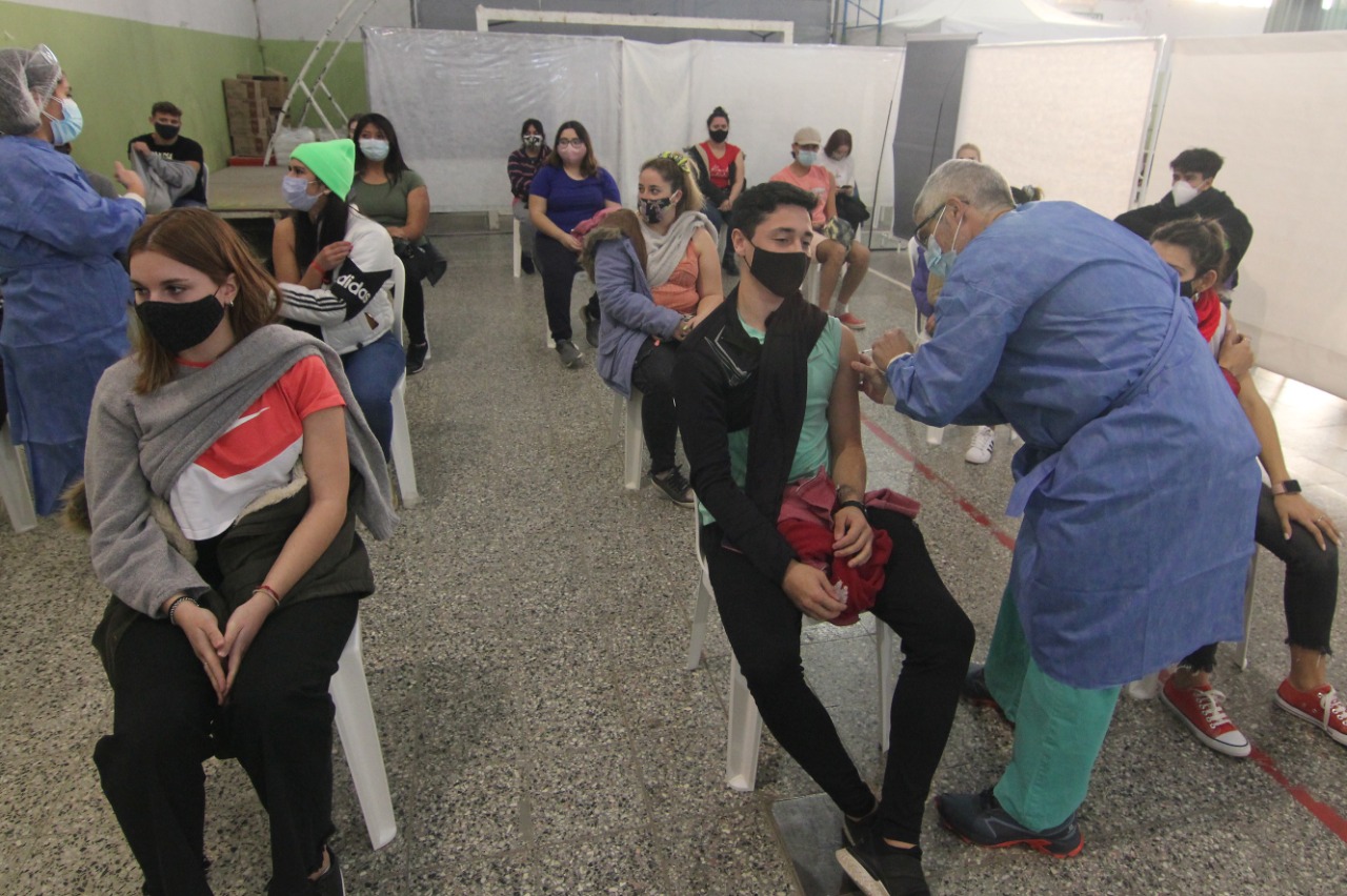 En Neuquén se avanza con la vacunación a mayores de 18 años. (archivo Oscar Livera)