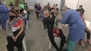 En Neuquén se avanza con la vacunación a mayores de 18 años. (archivo Oscar Livera)