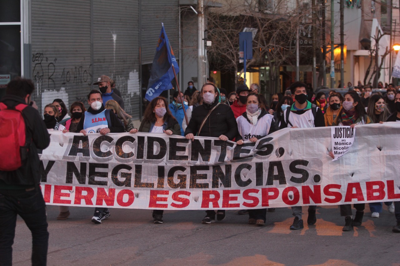 La marcha convocada por el gremio docente concentró en el monumento al General San Martín. Foto: Oscar Livera