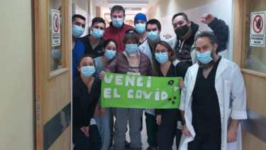 Elsa, junto a los médicos que estuvieron a su lado en toda su recuperación en Villa La Angostura. Foto: Gentileza Hospital Oscar Arraiz.