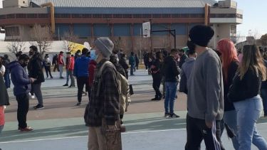 Los jóvenes volvieron a copar el Ruca Che para poder vacunarse contra el coronavirus. (Gentileza).-