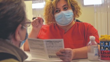 El recibimiento de la enfermera Paola en el hospital fue pura emoción. En la ciudad hicieron cadenas de oración por su salud. Foto Emiliana Cantera.