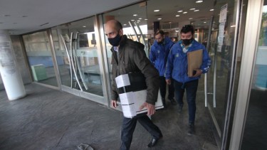 Retiran computadoras y documentos del CPE. Foto: Oscar Livera