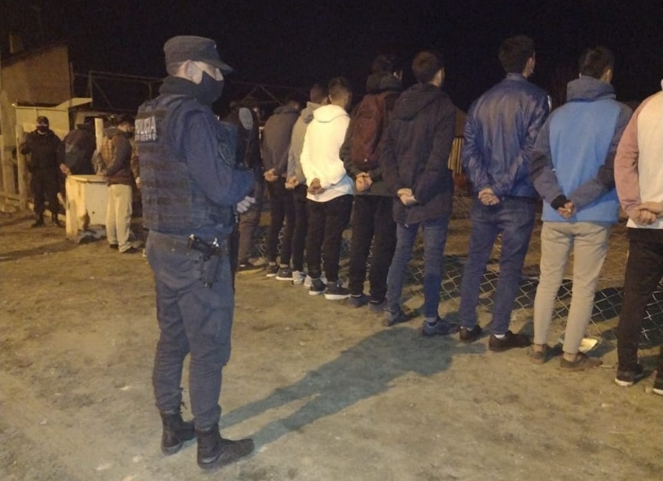 La Policía de Río Negro detuvo a 38 mayores de edad y 3 menores fueron demoradas, por participar de una fiesta clandestina en Bariloche. Foto: Gentileza 