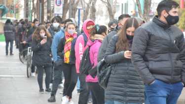 Quienes no utilicen mascarilla deben abonar una multa de 25.000 pesos. Foto Yamil Regules.