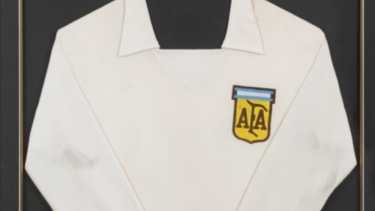 La camiseta que usó Maradona en 1977, en Cipolletti. Foto: Casa Juliens