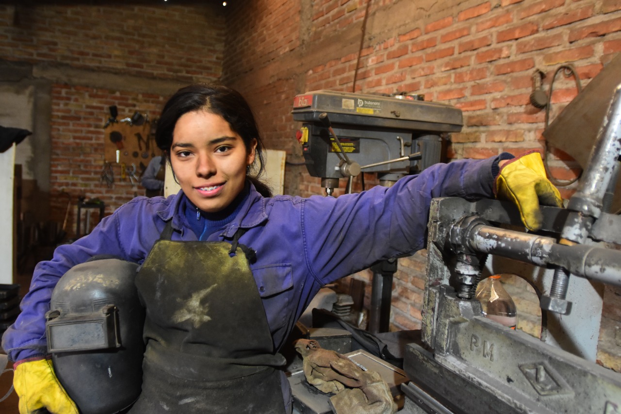 Lili disfruta aprender en el taller metalúrgico mientras se perfecciona en el canto. Foto Emiliana Cantera.