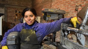 Video: Liliana, la soldadora de Roca que canta ópera en un taller metalúrgico