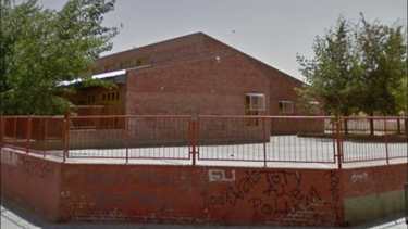 Ingresaron a la escuela y destrozaron vidrios y puertas. Foto: Gentileza Captura Google Street View 