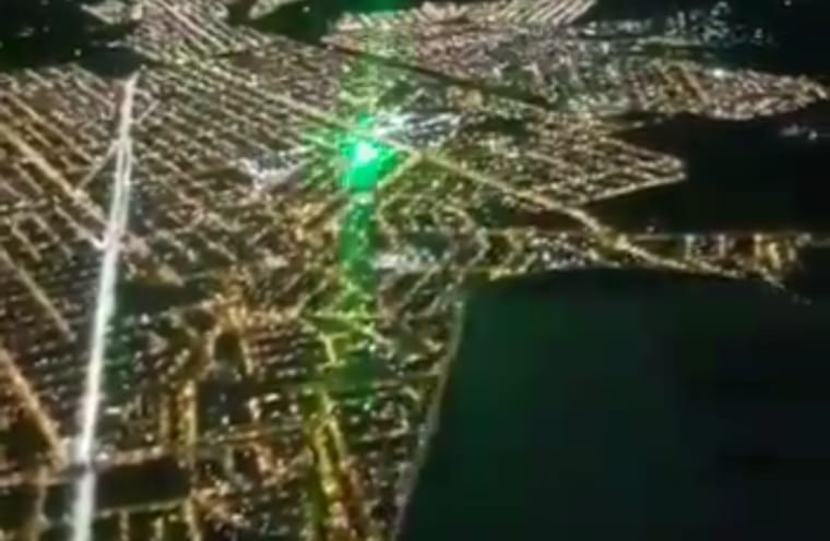 Pilotos de Neuquén aseguraron que con frecuencia son sorprendidos en sus vuelos por las luces verdes. Foto: Captura video