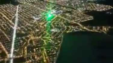 Pilotos de Neuquén aseguraron que con frecuencia son sorprendidos en sus vuelos por las luces verdes. Foto: Captura video