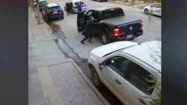 El hecho ocurrió en cercanías de la Casa de Gobierno de Neuquén. Foto: Captura video