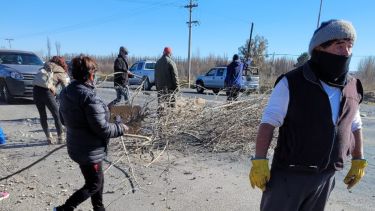 Los vecinos cortaron la Ruta 22 en reclamo del acceso a la calle. (Gentileza).-
