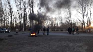 La interrupción al tránsito, en El Chañar fue parcial para vehículos particulares. Foto: Gentileza
