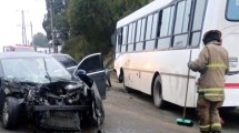 Imagen de Fuerte choque entre un colectivo y un auto