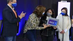 La Fundación YPF entregó notebooks para estudiantes de Río Negro