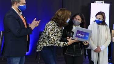 Desde la Fundación YPF se distribuyeron notebooks para los estudiantes secundarios de la zona.