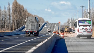 Tránsito liberado sobre los dos carriles que comunican la zona de Cipolletti con Fernández Oro. (Foto: Florencia Salto)