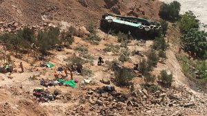 Siete muertos, entre ellos seis niños, al caer una camioneta a un abismo en Perú