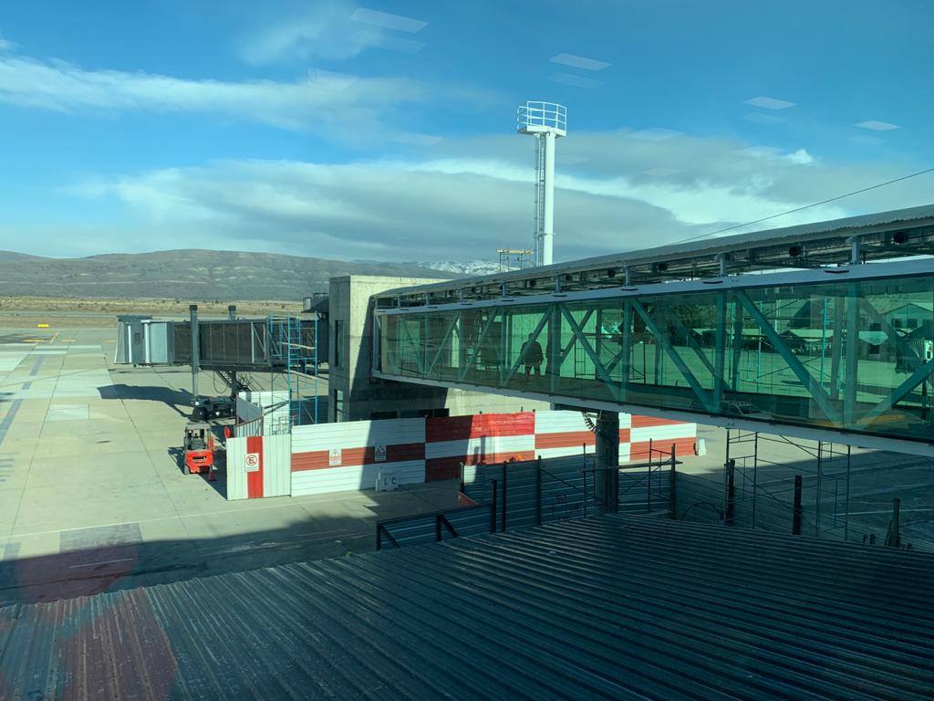 El aeropuerto internacional de Bariloche sumará una tercera manga para el ascenso y descenso de pasajeros. Foto. Gentileza
