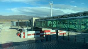 La obra de ampliación del aeropuerto de Bariloche sigue, pero con nuevos plazos