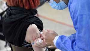 Hoy deciden cómo será la vacunación a adolescentes de entre 12 y 17 años con comorbilidades