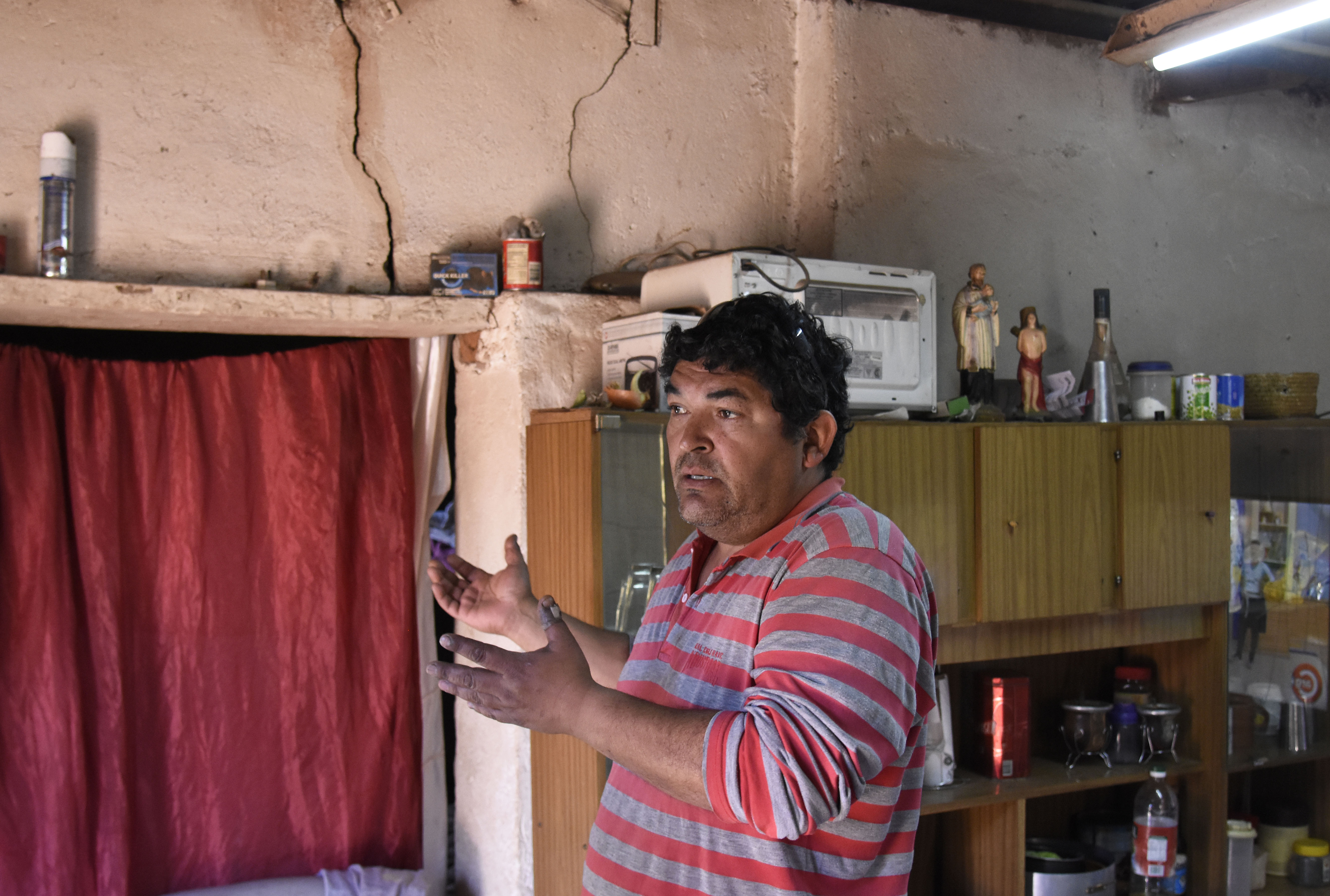Andrés Durán, vecino de la localidad, que mostró cómo está su vivienda. (Foto archivo Florencia Salto)