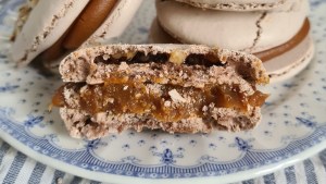 Alfajores de merengue con cacao y nueces