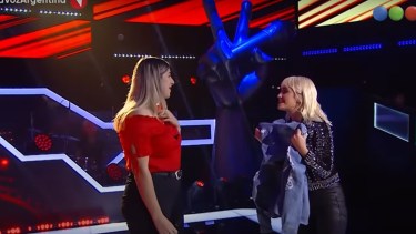 Lali le entregó la campera oficial de su equipo a Antonella y después festejó con Marley haber sido elegida. 