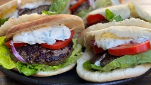 Hamburguesas árabes a la parrilla con pan pita casero