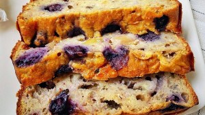 Budín húmedo de banana y arándanos