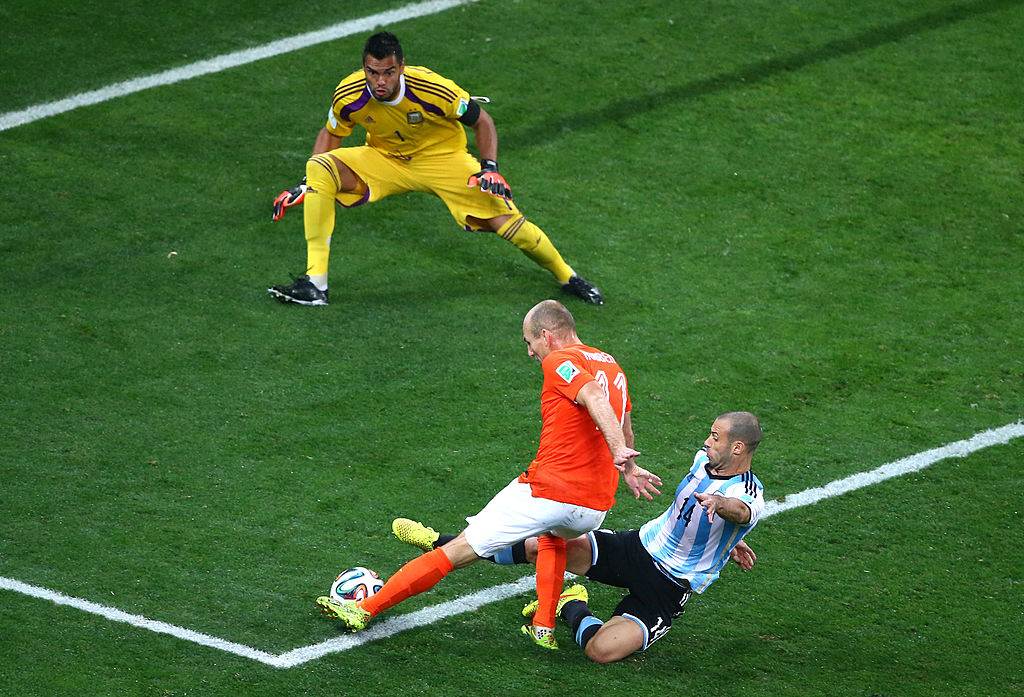 Una jugada que marcó una época. Robben patea y Mascherano tapa su remate sobre la hora. 